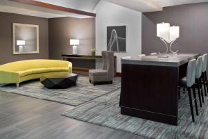 Area soggiorno di Embassy Suites Dallas - Park Central Area