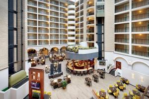 Area soggiorno di Embassy Suites Dallas - Park Central Area