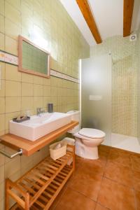een badkamer met een wastafel en een toilet bij Pou De Beca Allotjaments i agroturisme in Vall dʼAlba