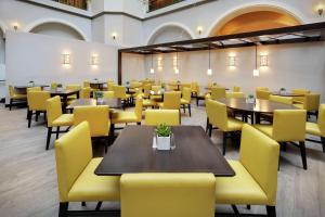 Area soggiorno di Embassy Suites Dallas - Park Central Area
