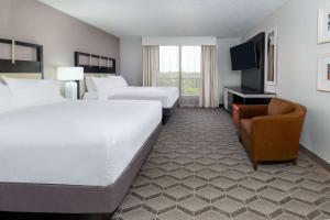 Letto o letti in una camera di Embassy Suites Dallas - Park Central Area