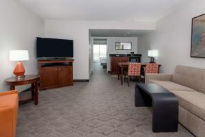 TV o dispositivi per l'intrattenimento presso Embassy Suites Dallas - Park Central Area