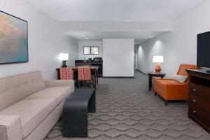 TV o dispositivi per l'intrattenimento presso Embassy Suites Dallas - Park Central Area