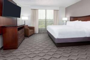 Letto o letti in una camera di Embassy Suites Dallas - Park Central Area