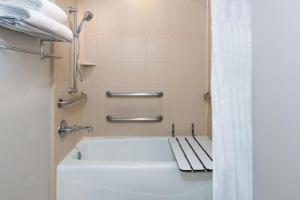 Bagno di Embassy Suites Dallas - Park Central Area