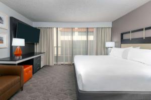 Letto o letti in una camera di Embassy Suites Dallas - Park Central Area