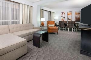Area soggiorno di Embassy Suites Dallas - Park Central Area