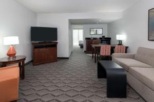 TV o dispositivi per l'intrattenimento presso Embassy Suites Dallas - Park Central Area