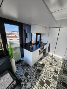 eine Küche mit schwarzweißem Fliesenboden in der Unterkunft Houseboat of Grimm in Fehmarn