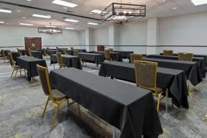 Zona business o sala conferenze di Embassy Suites Dallas - Park Central Area