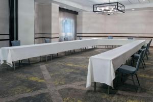 Zona business o sala conferenze di Embassy Suites Dallas - Park Central Area