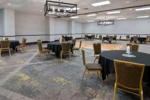 Zona business o sala conferenze di Embassy Suites Dallas - Park Central Area
