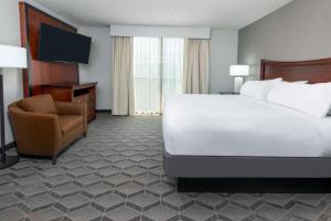 Letto o letti in una camera di Embassy Suites Dallas - Park Central Area