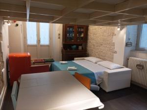 a bedroom with a bed and a table in it at Casa Vacanze Il Geco in Trani
