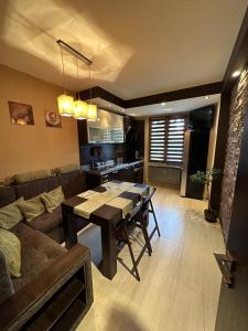 - un salon avec une table et un canapé dans l'établissement GH Apartment Vratza, à Vratsa