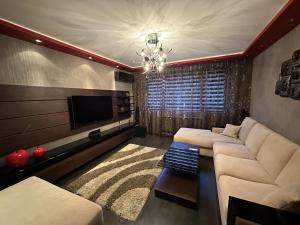 sala de estar con sofá y TV en GH Apartment Vratza en Vratsa