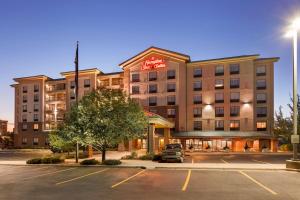 un hotel con un coche aparcado en un aparcamiento en Hampton Inn & Suites Denver-Cherry Creek, en Denver