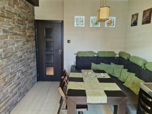 GH Apartment Vratza في Vratsa: غرفة معيشة مع طاولة وأريكة