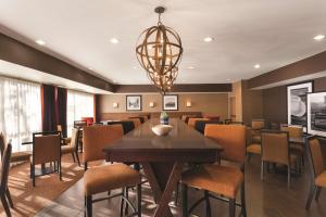 uma sala de jantar com uma grande mesa e cadeiras em Hampton Inn Denver - Northwest Westminster em Westminster