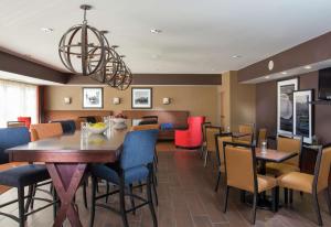 uma sala de jantar com mesa e cadeiras em Hampton Inn Denver - Northwest Westminster em Westminster