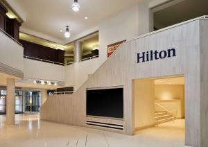 TV tai viihdekeskus majoituspaikassa Hilton Arlington