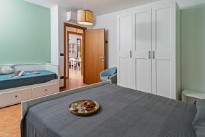 - une chambre avec un lit et un bol de nourriture dans l'établissement VILLA IDA - Regarda Travel, à Costermano