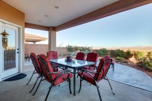 un tavolo e sedie su un patio con vista di Horseshoe Bend Retreat with Fire Pit, Patio and Mtn Views a Page