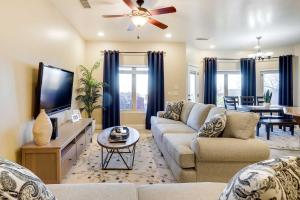 uma sala de estar com um sofá e uma televisão em Horseshoe Bend Retreat with Fire Pit, Patio and Mtn Views em Page
