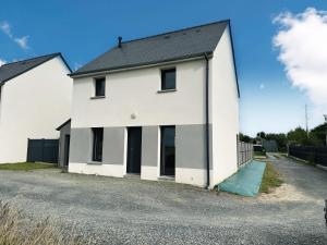ein weißes Haus mit schwarzem Dach in der Unterkunft Nouveau! Maison avec Jacuzzi 1-8 pers à 10 mn de st Malo in Saint-Méloir-des-Ondes