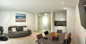 ein Wohnzimmer mit Sofa und Tisch in der Unterkunft Rose - Heart of Zadar in Zadar