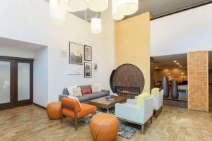 ein Wohnzimmer mit einem Sofa und einem Kamin in der Unterkunft Hampton Inn & Suites Denver Tech Center in Centennial