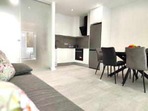 eine Küche und ein Wohnzimmer mit Tisch und Stühlen in der Unterkunft Rose - Heart of Zadar in Zadar