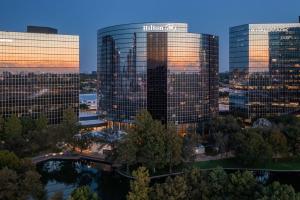 un grupo de edificios altos en una ciudad en Hilton Dallas Lincoln Centre en Dallas