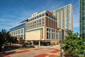 um grande edifício de escritórios com muitas janelas em Canopy By Hilton Dallas Uptown em Dallas