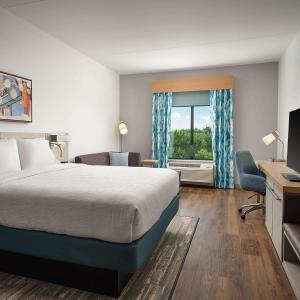 una camera d'albergo con letto e finestra di Hilton Garden Inn Grapevine At Silverlake Crossing, Tx a Grapevine
