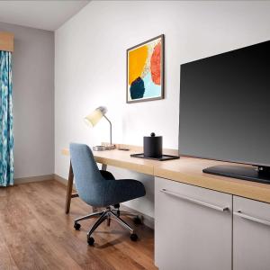 TV a/nebo společenská místnost v ubytování Hilton Garden Inn Grapevine At Silverlake Crossing, Tx