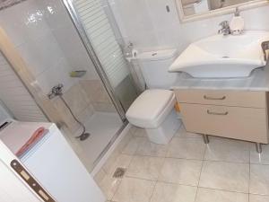 Katerina sitia apartments 1 في سيتيا: حمام مع دش ومرحاض ومغسلة