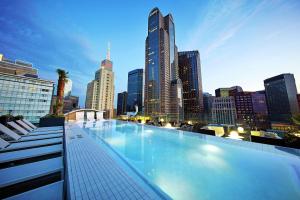 The Statler Dallas, Curio Collection By Hilton内部或周边的泳池