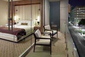 达拉斯The Statler Dallas, Curio Collection By Hilton的一间带一张床和两把椅子的酒店房间