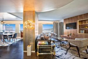 达拉斯The Statler Dallas, Curio Collection By Hilton的带沙发和桌子的客厅