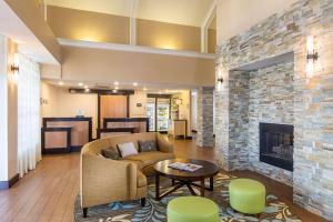 Homewood Suites Grand Rapids في غراند رابيدز: غرفة معيشة مع أريكة ومدفأة