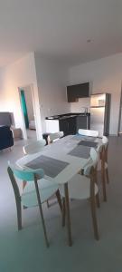 una mesa y sillas en una habitación con cocina en Golden GbS, en Skikda