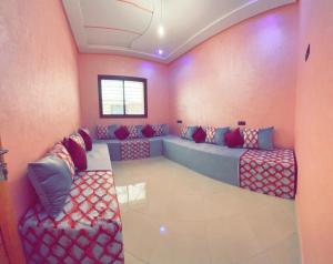 un soggiorno con 2 divani in camera di Dar Al Montazah a Meknès