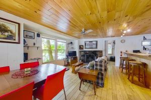 een woonkamer met een houten plafond en een tafel bij Blue Jay Cabin in Rhinelander
