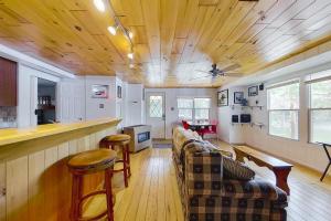 ein Wohnzimmer mit einer Bar und einigen Sofas in der Unterkunft Blue Jay Cabin in Rhinelander