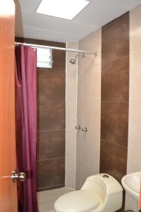y baño con ducha, aseo y lavamanos. en La Casona Recoleta, en Arequipa