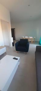 un soggiorno con divano blu e tavolo di Golden GbS a Skikda