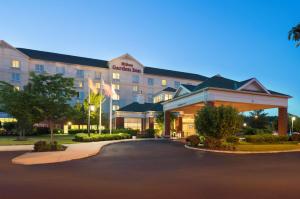 eine Darstellung eines Hotels mit Auffahrt in der Unterkunft Hilton Garden Inn Edison/Raritan Center in Edison