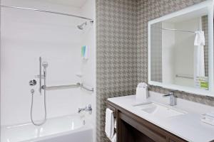 Home2 Suites By Hilton Sugar Land Rosenberg的一间浴室