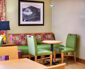 - une salle d'attente avec un canapé, des chaises et une table dans l'établissement Hampton Inn Harrisonburg - University, à Harrisonburg